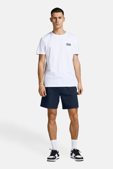 Short bleu de JACK & JONES JEANS INTELLIGENCE, porté avec un t-shirt blanc uni et des baskets noires et blanches.