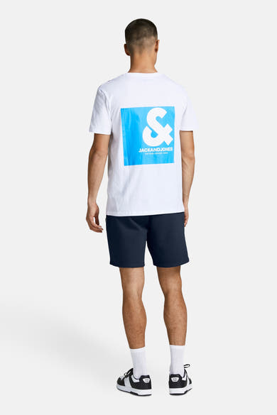Short bleu marine de JACK & JONES JEANS INTELLIGENCE, porté avec des chaussettes blanches et des baskets noires et blanches.