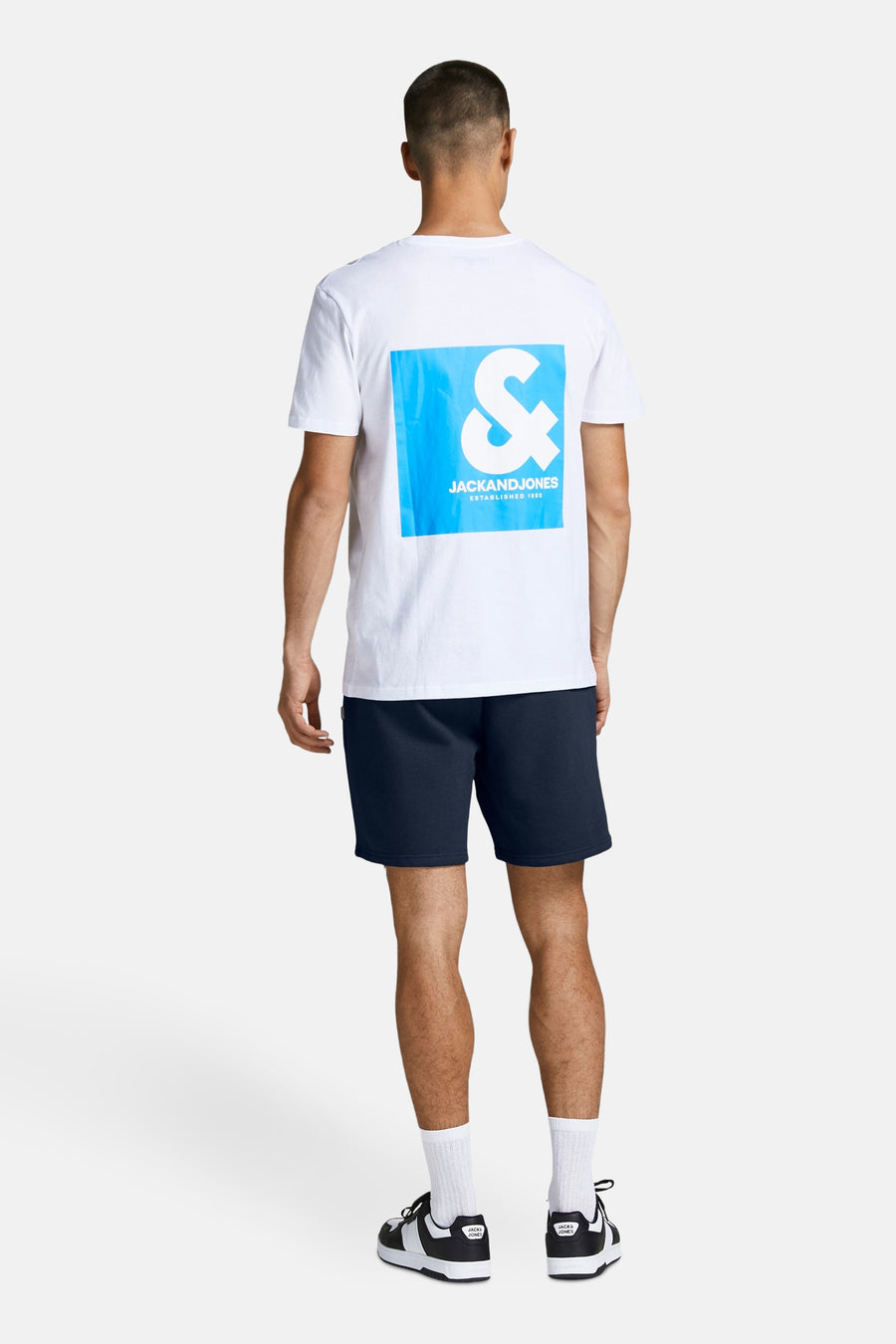 Short bleu marine de JACK & JONES JEANS INTELLIGENCE, porté avec des chaussettes blanches et des baskets noires et blanches.