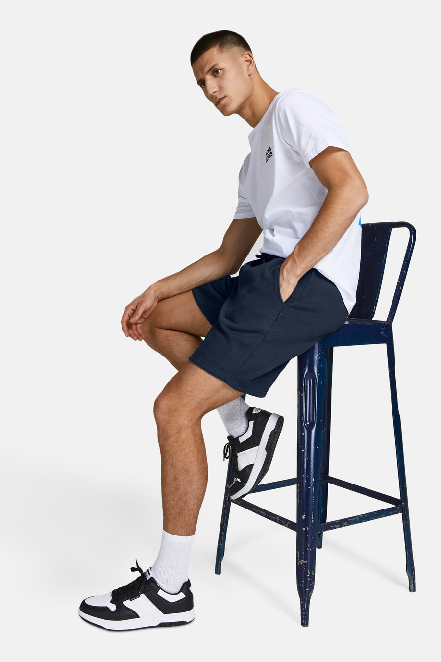 Short bleu de JACK & JONES JEANS INTELLIGENCE porté avec un t-shirt blanc et des baskets.