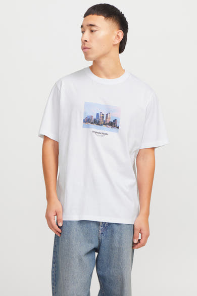 Wit T-shirt met korte mouwen van ORIGINALS BY JACK & JONES, met stadsprint, gedragen met een wijde jeans.