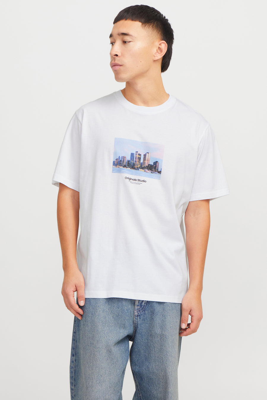Wit T-shirt met korte mouwen van ORIGINALS BY JACK & JONES, met stadsprint, gedragen met een wijde jeans.
