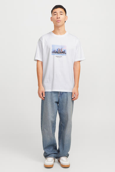 Wit T-shirt met korte mouwen van ORIGINALS BY JACK & JONES, met een stadsgezichtprint. Gedragen met een casual blauwe jeans en sneakers.