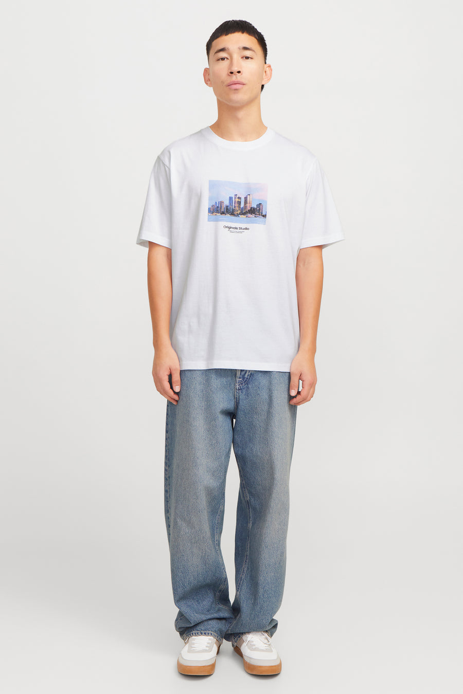 Wit T-shirt met korte mouwen van ORIGINALS BY JACK & JONES, met een stadsgezichtprint. Gedragen met een casual blauwe jeans en sneakers.