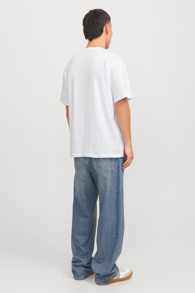 Wit T-shirt met korte mouwen van ORIGINALS BY JACK & JONES, gedragen met een wijde jeans en witte sportschoenen.