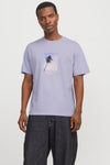 Paars T-shirt met korte mouwen van ORIGINALS BY JACK & JONES met palmboomprint, gedragen met een broek.
