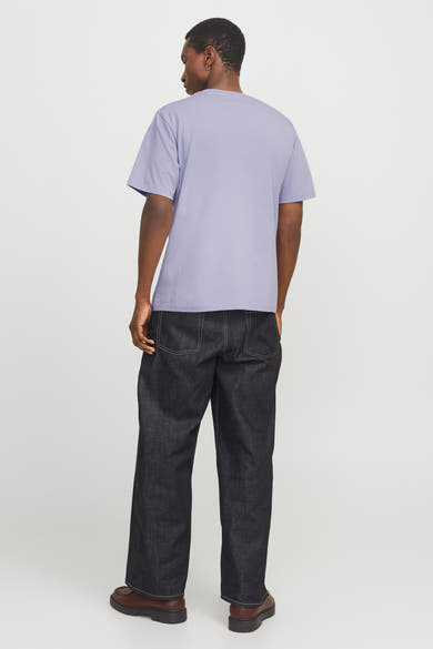 Paars T-shirt met korte mouwen van ORIGINALS BY JACK & JONES, gedragen met een wijde donkerblauwe jeans en bruine schoenen.