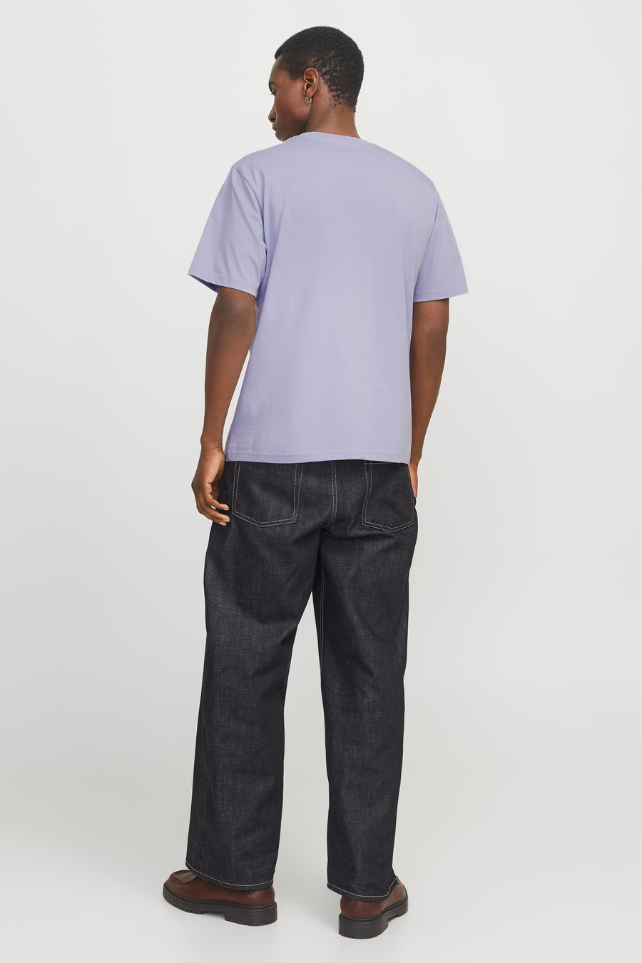 Paars T-shirt met korte mouwen van ORIGINALS BY JACK & JONES, gedragen met een wijde donkerblauwe jeans en bruine schoenen.