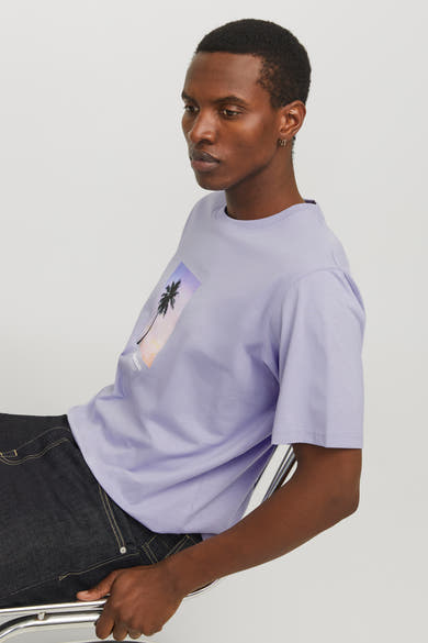 Paarse T-shirt met korte mouwen van ORIGINALS BY JACK & JONES met palmboomprint, gedragen met een donkere jeans.