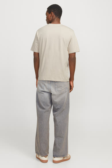 Ecru T-shirt met korte mouwen van Originals by Jack & Jones met een casual spijkerbroek.