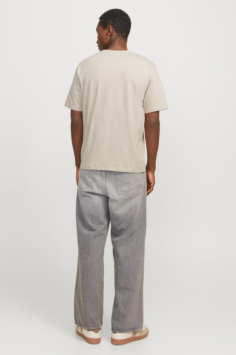 Ecru T-shirt met korte mouwen van Originals by Jack & Jones met een casual spijkerbroek.
