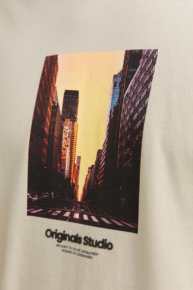 Ecru T-shirt met korte mouwen van ORIGINALS BY JACK & JONES, met een opdruk van een stadsstraat.