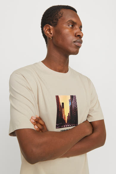 Ecru T-shirt met korte mouwen van ORIGINALS BY JACK & JONES, met stedelijke print op de voorkant.