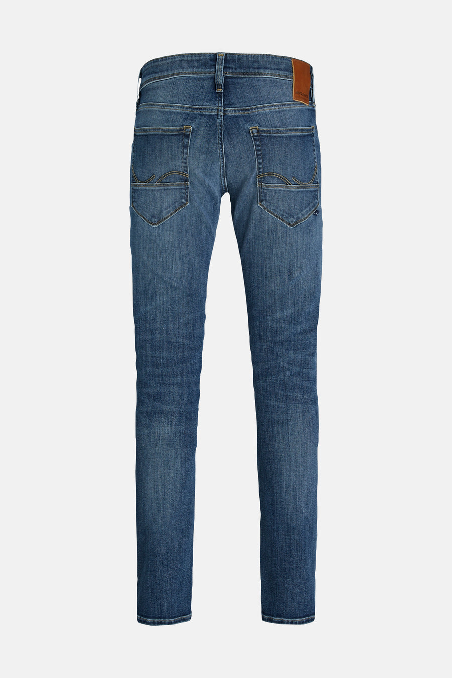 Slim jeans in middinblauw denim van JACK & JONES JEANS INTELLIGENCE, achterzijde, met geborduurde achterzakken en bruin leren etiket.
