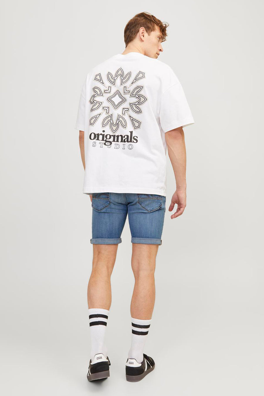 Short en denim bleu moyen de JACK & JONES JEANS INTELLIGENCE, porté avec un t-shirt blanc à motif.
