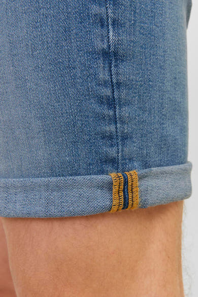 Short en denim bleu moyen de JACK & JONES JEANS INTELLIGENCE, ourlet retroussé avec lisière apparente.