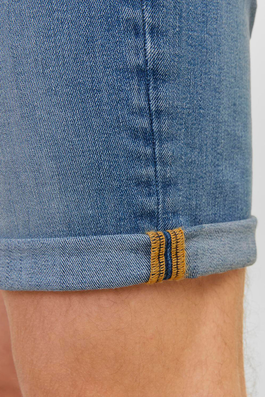 Short en denim bleu moyen de JACK & JONES JEANS INTELLIGENCE, ourlet retroussé avec lisière apparente.