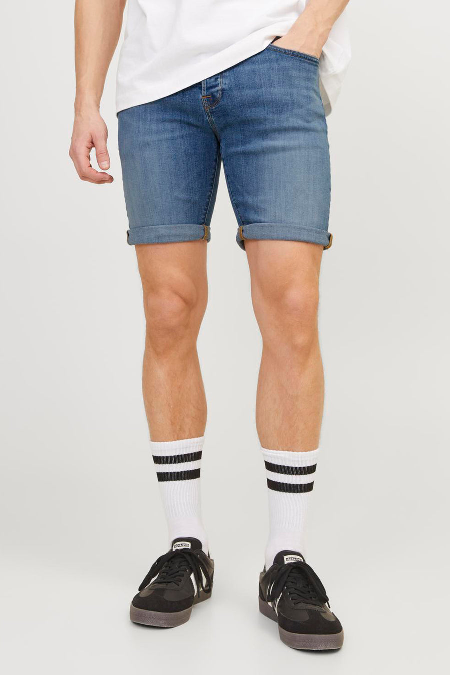 Korte spijkerbroek in middellichte denim van JACK & JONES JEANS INTELLIGENCE, met zak en merklogo.