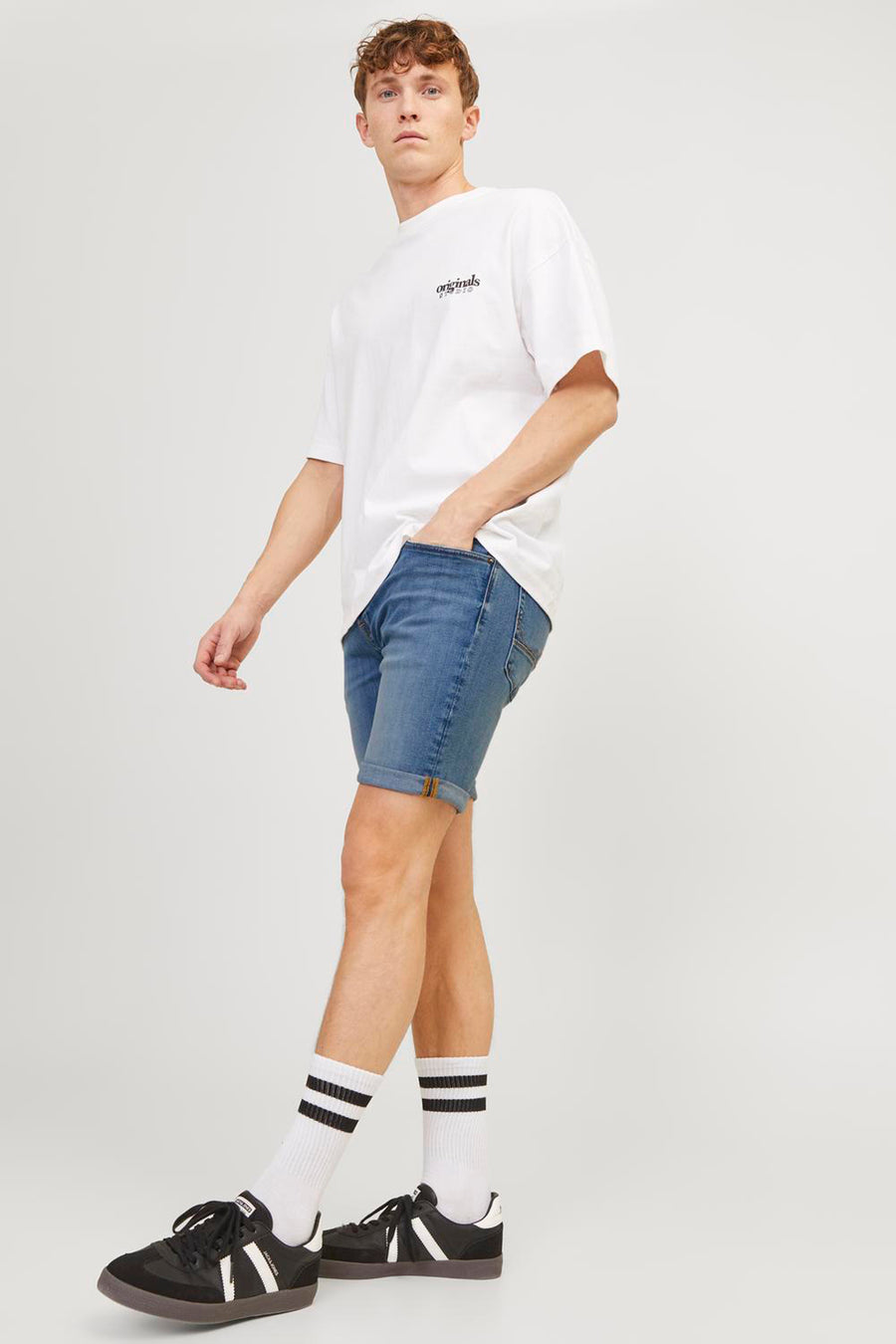 Korte spijkerbroek in middinblauw van JACK & JONES, met achterzakken en omgeslagen zomen.