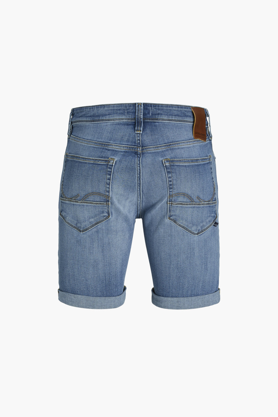 Short en denim bleu moyen de JACK & JONES, avec poches arrière et ourlets retournés.
