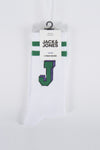 Chaussette blanche en coton riche de Accessories by Jack & Jones, avec rayures vertes et lettre J violette.