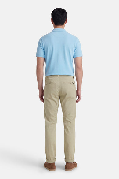 Chino beige de JACK & JONES JEANS INTELLIGENCE, porté avec un polo bleu ciel et des chaussures marron.