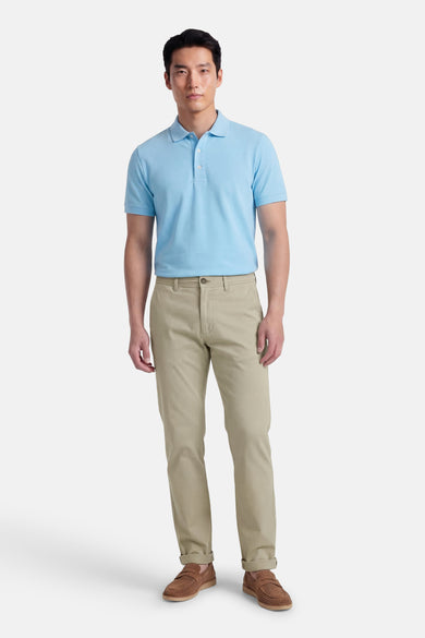 Chino beige de JACK & JONES JEANS INTELLIGENCE, porté avec une chemise polo bleu clair et des mocassins marron.
