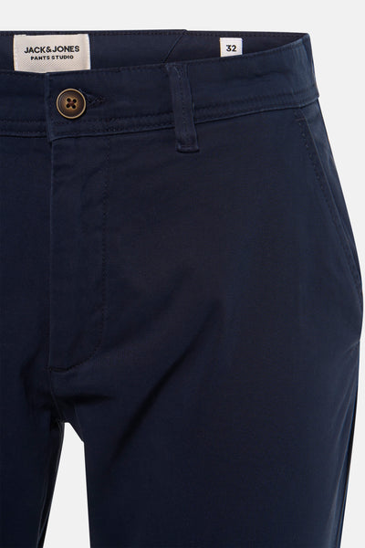 Chino bleu marine de JACK & JONES JEANS INTELLIGENCE, avec bouton couleur bois visible.
