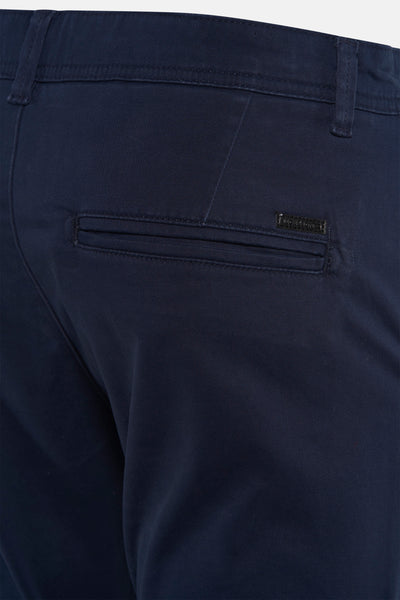 Blauwe chino van JACK & JONES JEANS INTELLIGENCE, achterzakdetail en riemlussen.