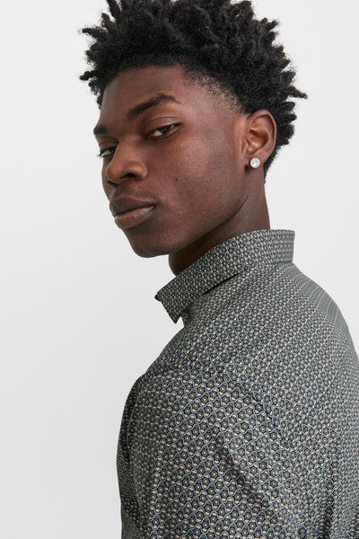 Chemise à manches longues bleue de PREMIUM by JACK & JONES avec motif géométrique complexe et col boutonné.