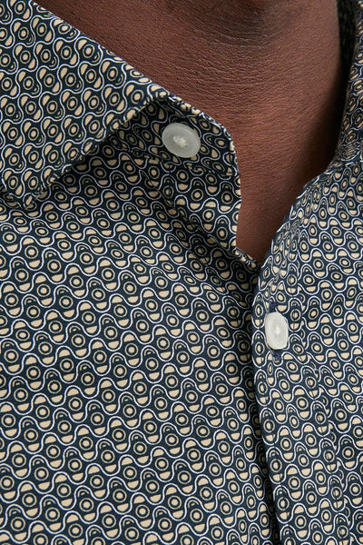 Chemise à manches longues bleue de PREMIUM by JACK & JONES, avec motif graphique répétitif et boutons blancs.