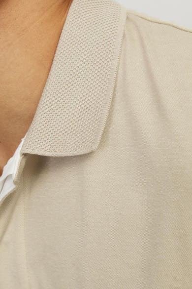 Beige polo van PREMIUM by JACK & JONES, met getextureerde pique kraag.
