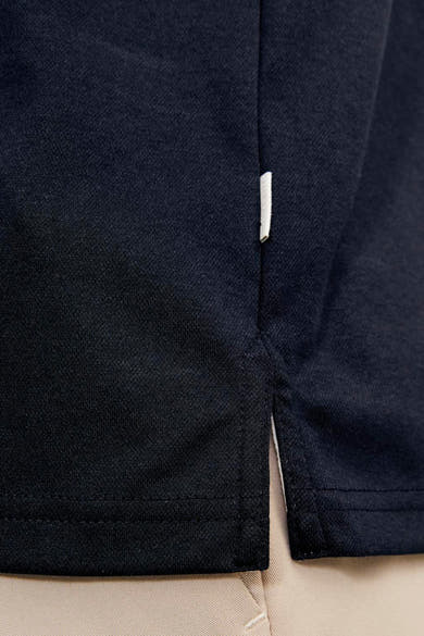 Blauw poloshirt van PREMIUM by JACK & JONES, contrasterende witte kraag en knoopsluiting.