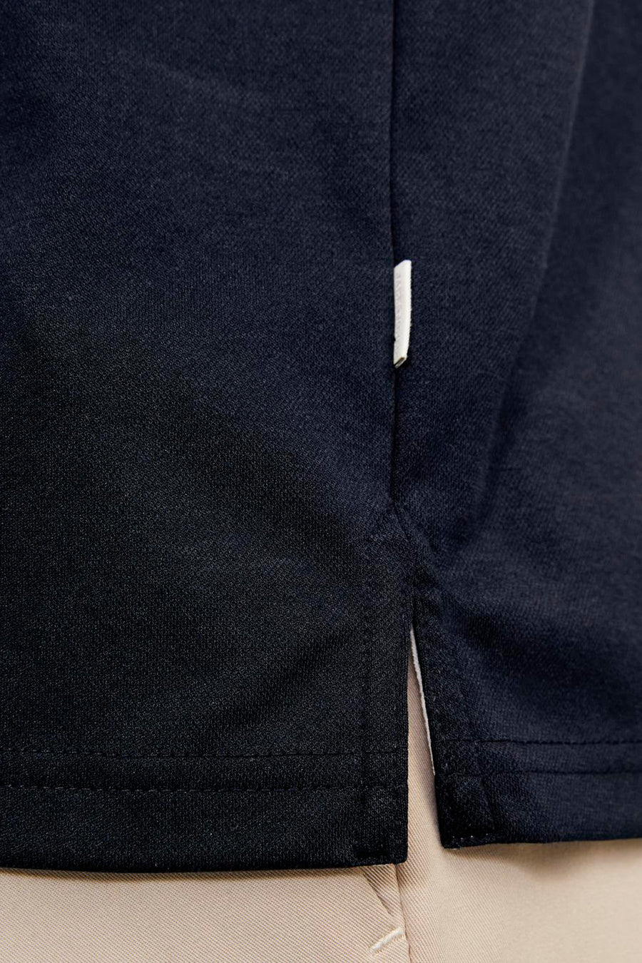 Blauw poloshirt van PREMIUM by JACK & JONES, contrasterende witte kraag en knoopsluiting.