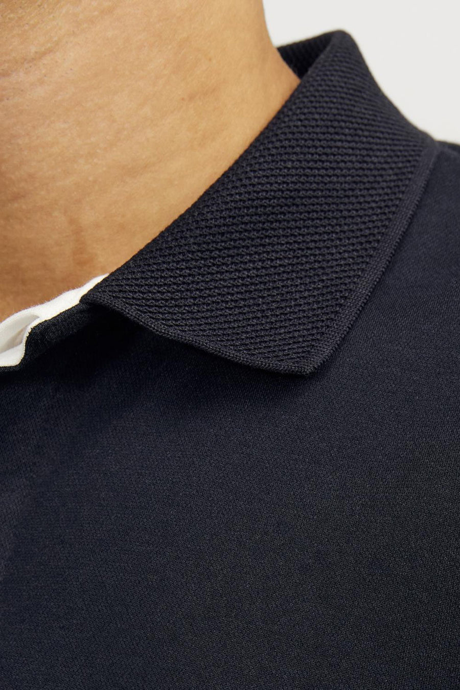 Marineblauwe polo van PREMIUM by JACK & JONES, met getextureerde piquekraag, witte biesdetail.