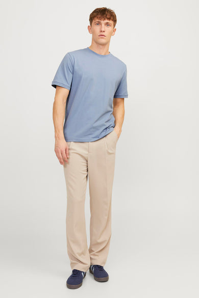 T-shirt bleu de PREMIUM by JACK & JONES, porté avec un pantalon beige et des baskets.