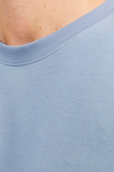Blauw T-shirt van PREMIUM by JACK & JONES, ronde hals en getextureerde stof van dichtbij.