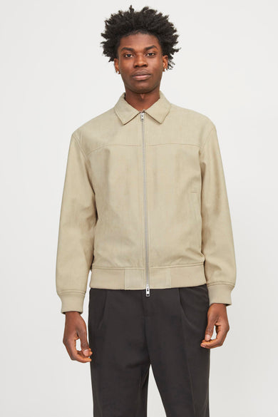 Veste courte écrue de PREMIUM BLUE by JACK & JONES, avec fermeture éclair et col chemise.