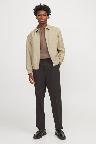 Veste courte écru de PREMIUM BLUE by JACK & JONES, portée sur un polo marron et un pantalon noir.
