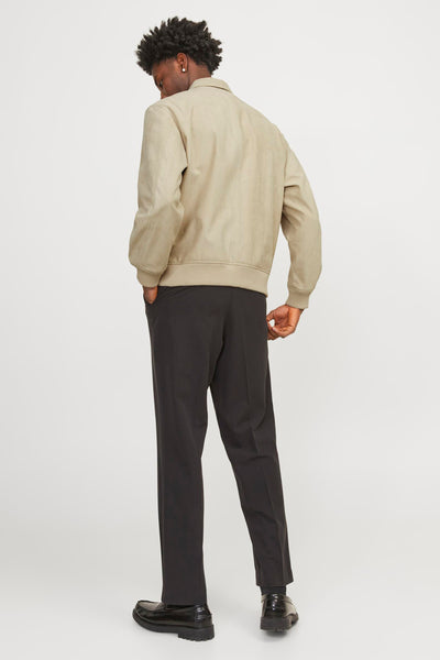 Veste courte écru de PREMIUM BLUE by JACK & JONES, portée avec un pantalon noir et des chaussures en cuir verni, vue de dos.