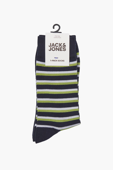 Chaussettes bleues à rayures vertes et blanches par ACCESSORIES BY JACK & JONES, présentées sur un cintre.