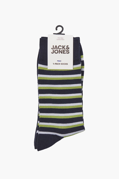 Chaussettes bleues à rayures vertes et blanches par ACCESSORIES BY JACK & JONES, présentées sur un cintre.