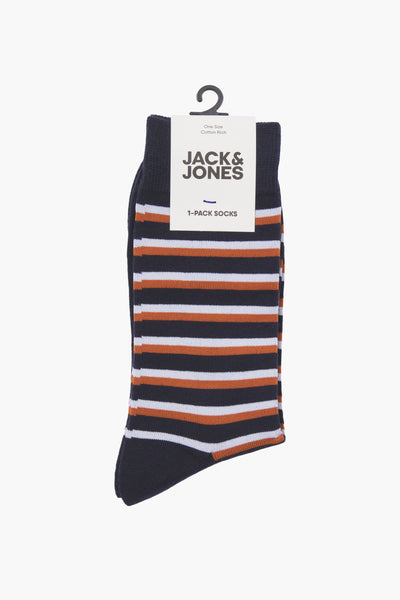 Chaussettes rayées bleues, marron et blanches de ACCESSORIES BY JACK & JONES, présentées sur un cintre.