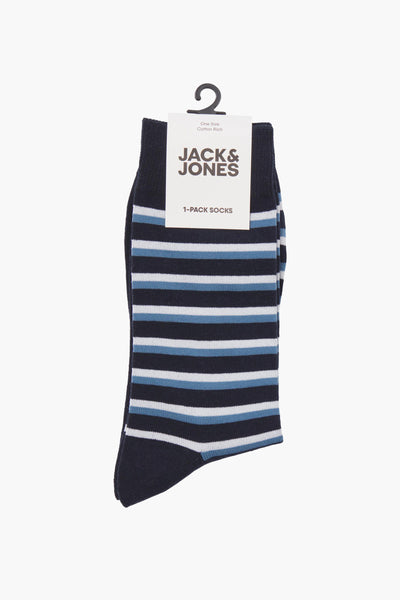 Chaussettes bleues rayées, de ACCESSORIES BY JACK & JONES, suspendues à un cintre.