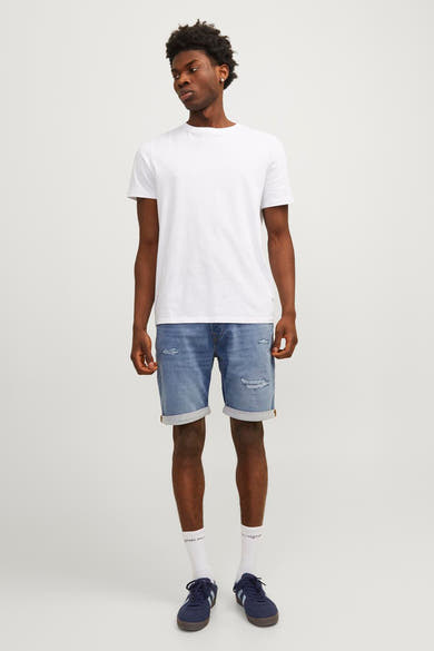Korte spijkerbroek in lichtblauw denim van JACK & JONES JEANS INTELLIGENCE, met opgerolde zomen en gescheurde details.