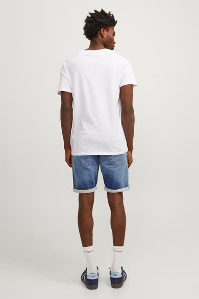 Short en denim bleu de JACK & JONES JEANS INTELLIGENCE, porté avec un t-shirt blanc et des baskets bleu marine.