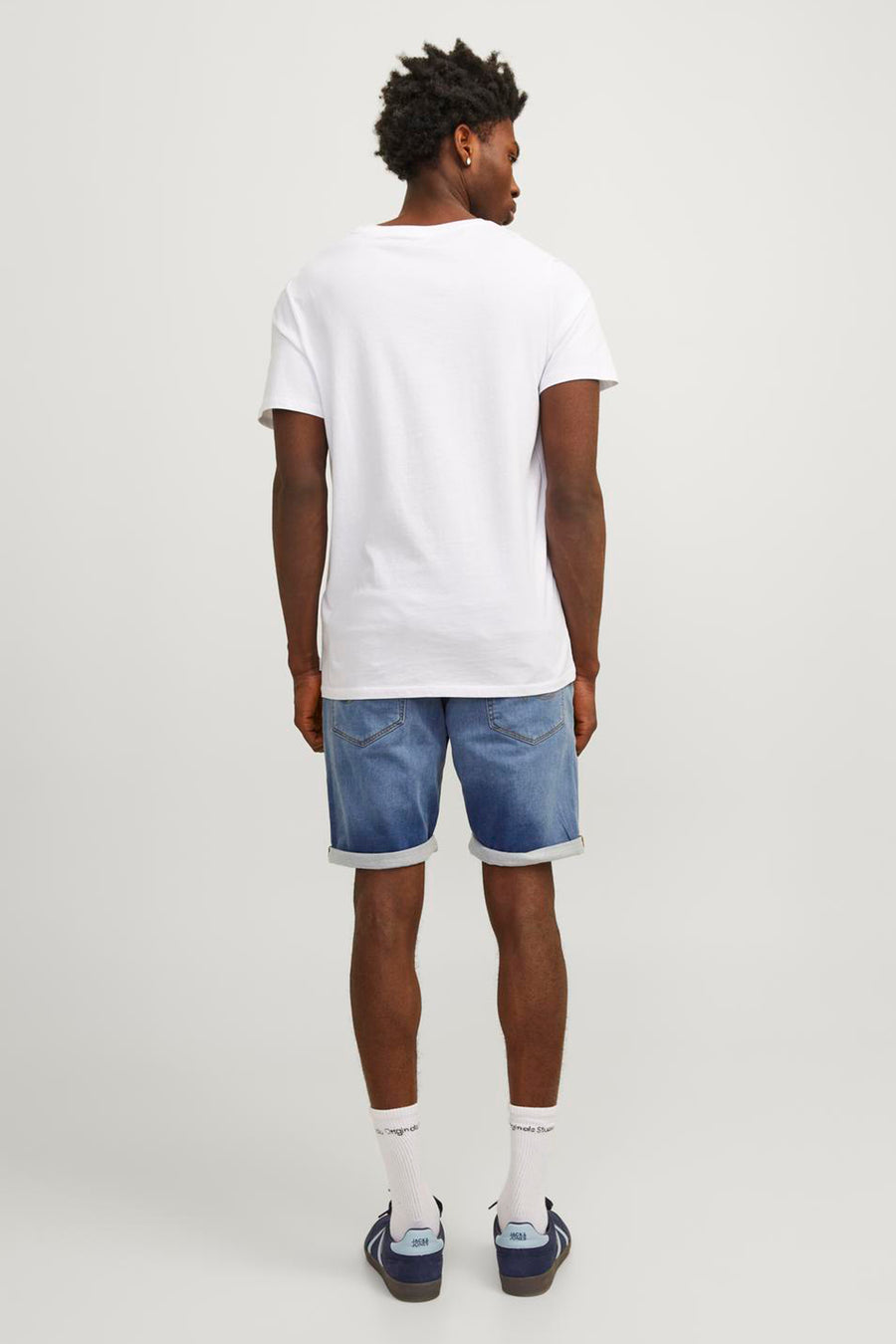 Short en denim bleu de JACK & JONES JEANS INTELLIGENCE, porté avec un t-shirt blanc et des baskets bleu marine.