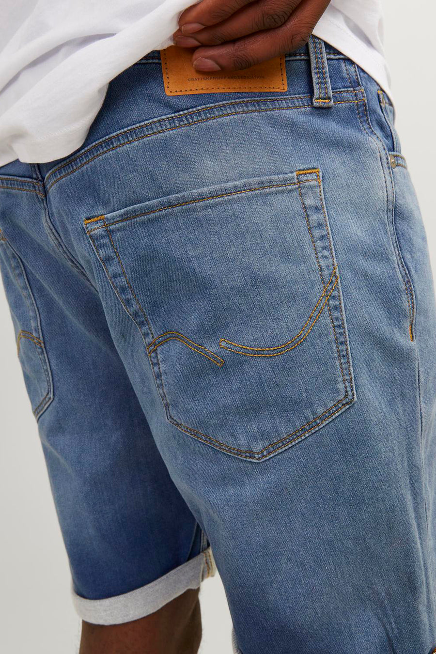 Short en denim bleu de JACK & JONES JEANS INTELLIGENCE, avec poche arrière distinctive et ourlet retroussé.