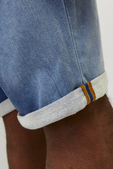 Short en denim bleu de JACK & JONES JEANS INTELLIGENCE, ourlet retroussé révélant une lisière selvedge.