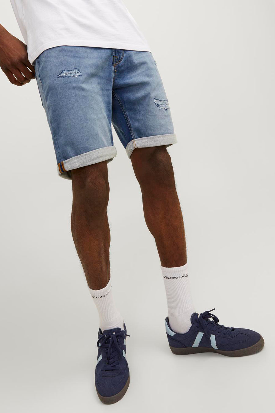 Short en denim bleu délavé de JACK & JONES JEANS INTELLIGENCE, avec ourlets roulés et détails déchirés.